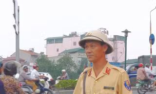 Cảnh sát giao thông làm xe ôm, lái taxi
