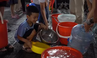 Huy động cả trẻ nhỏ xếp hàng trong đêm chờ nhận nước 'tiếp tế'