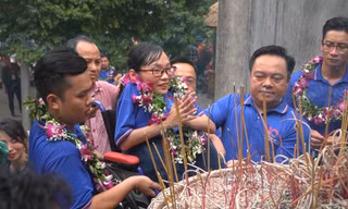 Cô gái 'xương thủy tinh' Ngọc Tâm lần đầu vượt hàng nghìn bậc thang để dâng hương vua Hùng