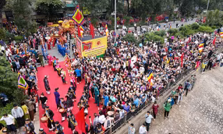 Hàng vạn người chen chân trong lễ hội Chùa Láng ở Hà Nội