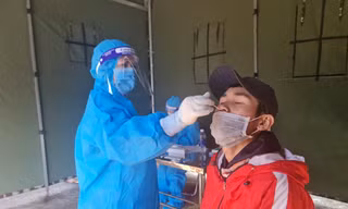 Cán bộ y tế Đắk Nông lấy mẫu xét nghiệm. Ảnh minh họa