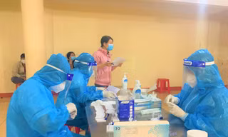 Ngành y tế Đắk Nông, lấy mẫu xét nghiệm sàng lọc SARS-CoV-2. Ảnh minh họa