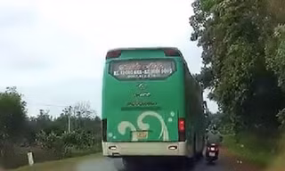 Tước phù hiệu xe khách chạy sai hành trình, vượt ẩu ép ngã người đi đường