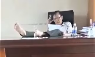 Xuống làm hạt phó, nguyên hạt trưởng kiểm lâm 'gác 2 chân lên bàn làm việc' nói gì?