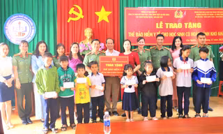 Tặng 84 thẻ bảo hiểm y tế cho học sinh khó khăn ở Đắk Nông