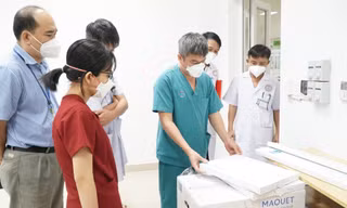  Đoàn công tác Bệnh viện Chợ Rẫy kiểm tra cơ sở điều trị bệnh nhân COVID-19. Ảnh: Quang Nhật