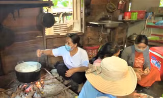 Các chị, các mẹ người Êđê nấu ăn tặng người dân khu cách ly