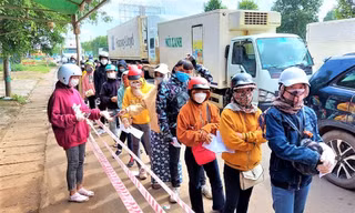 Đoàn người xếp hàng khai báo y tế khi qua địa phận Cư Jút (Đắk Nông)