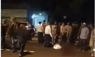 Đi qua đường, người đàn ông bị ô tô húc văng lên nóc xe 
