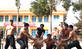 Tận thấy Cảnh sát cơ động Đắk Lắk phô diễn nội công 'mình đồng da sắt'