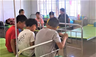 Vụ hàng chục học sinh nhập viện sau khi nhận bóng bay: Nhóm người lạ nói tiếng Anh
