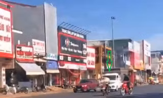 Clip: Người đàn ông chạy xe máy tốc độ ‘tên lửa’, nhiều người thót tim