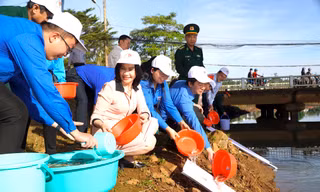 Tuổi trẻ Đắk Nông đồng loạt ra quân vệ sinh môi trường và trao quà Tết Nhân ái