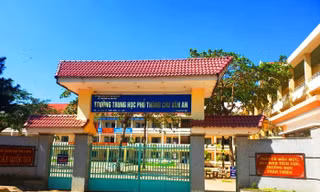 Trường THPT Chu Văn An- nơi vừa tổ chức thi lại cho học sinh giữa mùa dịch