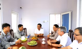 Tổng công ty Điện lực miền Trung thăm tặng quà người lao động nhân Tháng Công nhân 
