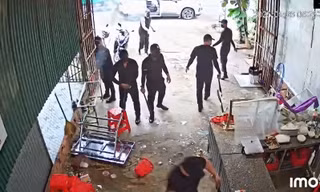Clip nhóm côn đồ che mặt đập phá quán phở ở Đắk Lắk