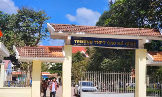 Kỷ luật cảnh cáo nữ hiệu trưởng cho học sinh lớp 12 'tự nguyện' nghỉ học