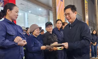 Bí thư Tỉnh ủy Đắk Lắk tặng quà công nhân môi trường đêm Giao thừa
