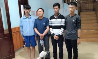 Nhóm đối tượng bị bắt cùng tang vật. Ảnh: V.Tiếp