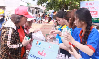 Nhờ suất cơm, hộp sữa, nhiều thí sinh Tây Nguyên không phải chạy 20km về nhà