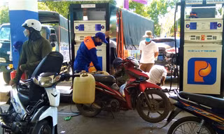 Dòng người xếp can mua xăng dầu, cơ quan chức năng nói gì?