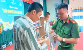 Tủ sách 'Vườn ươm cuộc sống' thắp sáng ước mơ hoàn lương