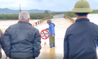 Nước sông dâng ngập cầu, người dân đi vòng 10 cây số 