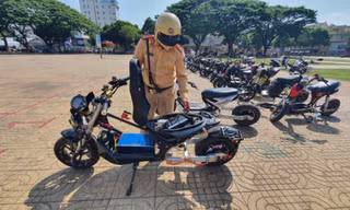 Hàng chục học sinh mang xe độ chế tụ tập, biểu diễn và quay video câu like