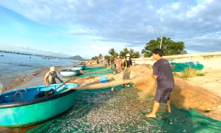 Ngày mới nhộn nhịp ở làng chài trăm tuổi Đắk Lắk