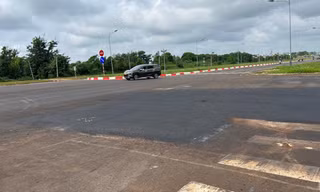 Sắp bàn giao, nhiều vị trí ở đại lộ nghìn tỷ bị cắt, bóc thảm nhựa để... sửa giáp mí