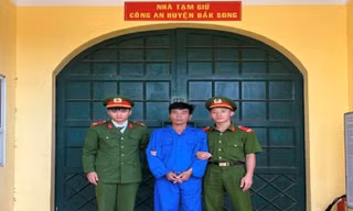 Khởi tố đối tượng vi phạm nồng độ cồn, bật máy cắt cỏ đe doạ công an