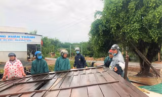 Mưa lớn kèm lốc khiến 10 ngôi nhà ở xã Cư Kbang bị hư hỏng 