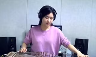 Thiếu nữ chơi nhạc Rock bằng đàn tranh