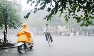Mưa dông phía Nam, nắng nóng phía Bắc