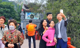 Người dân Hà Nội nô nức đi lễ tân xuân cầu an ngày mùng 1 Tết