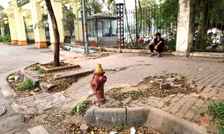 Vỉa hè công viên Thống Nhất bị hoang hoá xuống cấp nghiêm trọng