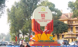 Phố phường Hà Nội trang hoàng rực rỡ chào mừng ngày thành lập Đảng