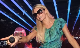 Chị em Paris Hilton vui chơi hết mình