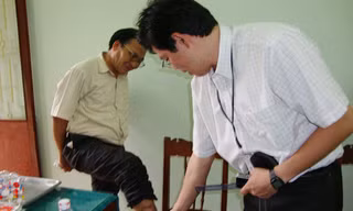 Cán bộ Viện Hải dương học Nha Trang ghi nhận dấu vết cá mập tấn công một nạn nhân