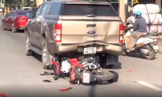 Video: Lao vào ô tô bán tải, người đàn ông đi xe máy nằm bất động 
