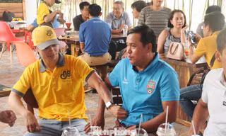 Công Phượng khoe cơ bụng 6 múi ở... quán cà phê 