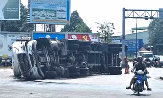 Xe đầu kéo container lật 'phơi bụng' giữa vòng xoay ở Bình Dương 