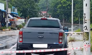 Phát hiện tài xế ngồi bất động trong xe bán tải sau hai ngày đậu giữa đường