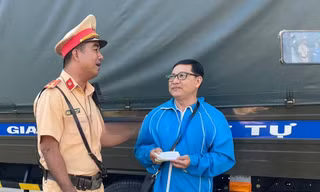 Bình Dương: Người đàn ông đi chợ đánh rơi xấp tiền được cảnh sát nhặt trả lại