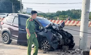Ô tô lao vào cột điện, hai vợ chồng thương vong