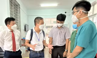 PGS.TS.BS Nguyễn Lân Hiếu (thứ hai từ trái sang) cho rằng mô hình điều trị bệnh nhân COVID-19 ở Bình Dương đạt hiệu quả