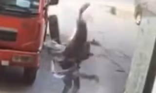 Clip: Lốp xe phát nổ bay cao rơi trúng đầu, người đàn ông tử vong
