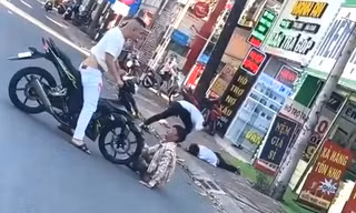 Hai thanh niên bị vây đánh dã man trên đường ở Bình Dương