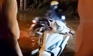Chạy xe trên đường ngập, 3 người bị điện giật thương vong