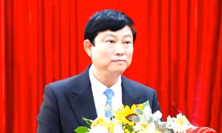 Chủ tịch tỉnh Bình Dương nhận khuyết điểm và xin lỗi cử tri vì y tế thiếu thuốc